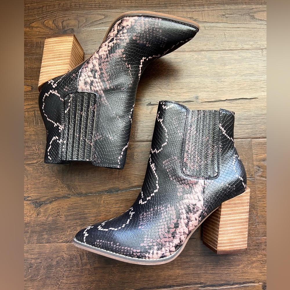 Steve Madden ~ NEW Acton Brown Snakeskin Pattern Size 8